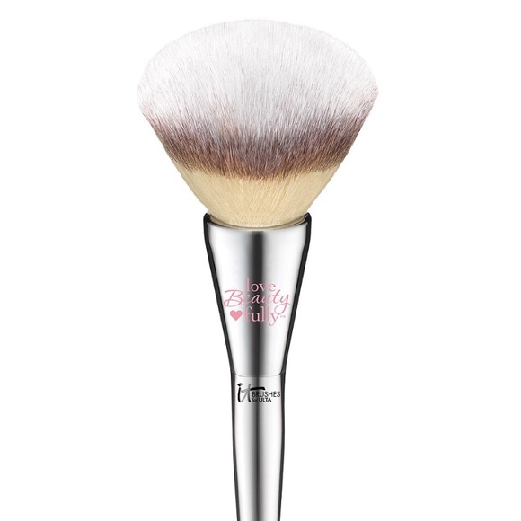it cosmetics Other - IT Cosmetics All-Over Powder Brush #211